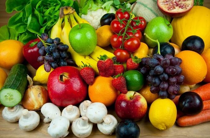 Fruits frais avec légumes et baies
